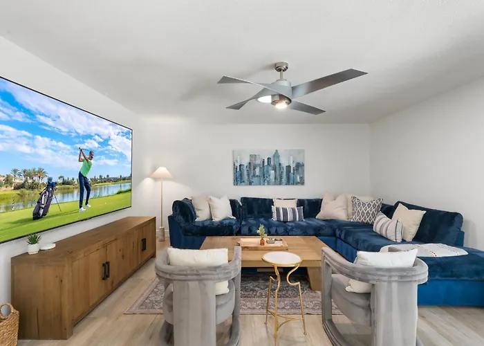 Minutes From Shopping, Dining & Golf, Hot Tub Holiday home