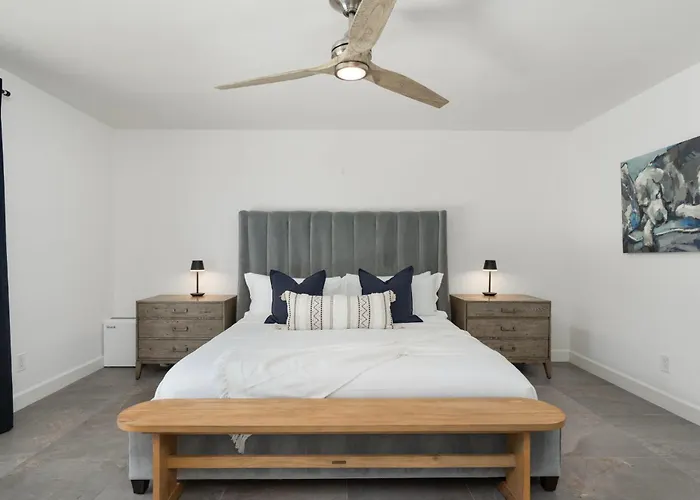 Minutes From Shopping, Dining & Golf, Hot Tub Holiday home Phoenix