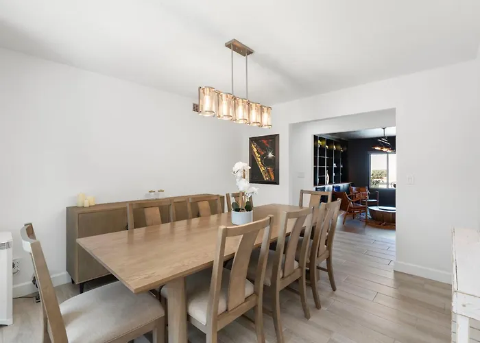 Minutes From Shopping, Dining & Golf, Hot Tub Holiday home *