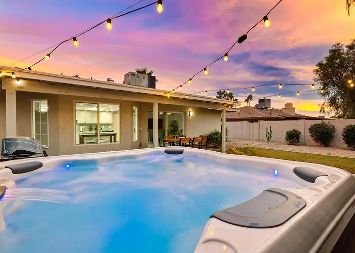 Minutes From Shopping, Dining & Golf, Hot Tub Holiday home
