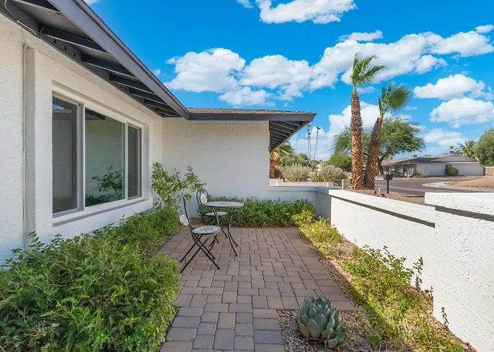 Minutes From Shopping, Dining & Golf, Hot Tub Holiday home Phoenix