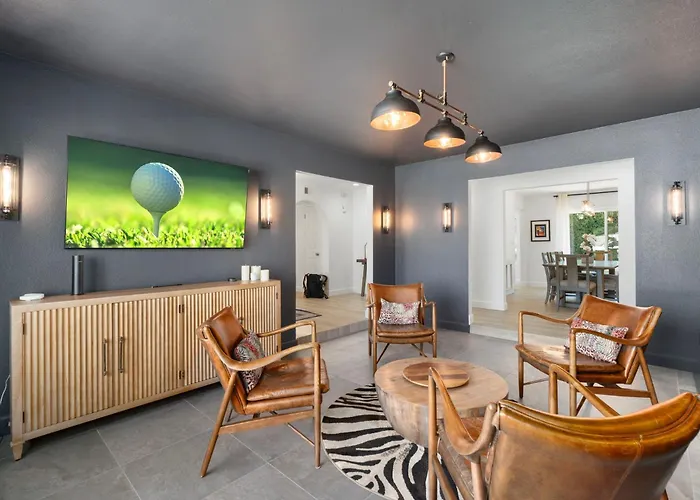 Minutes From Shopping, Dining & Golf, Hot Tub Holiday home