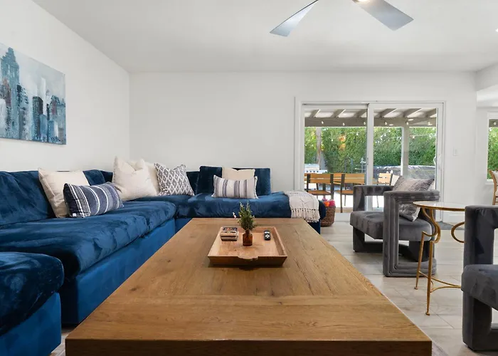 Minutes From Shopping, Dining & Golf, Hot Tub Holiday home Phoenix
