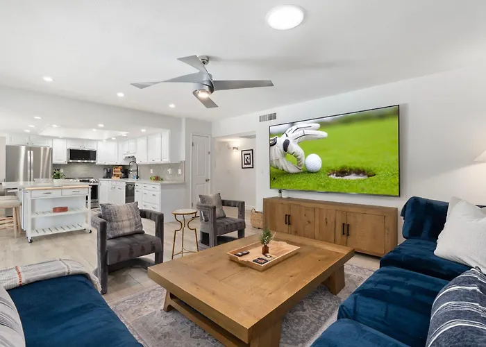 Holiday home Minutes From Shopping, Dining & Golf, Hot Tub *