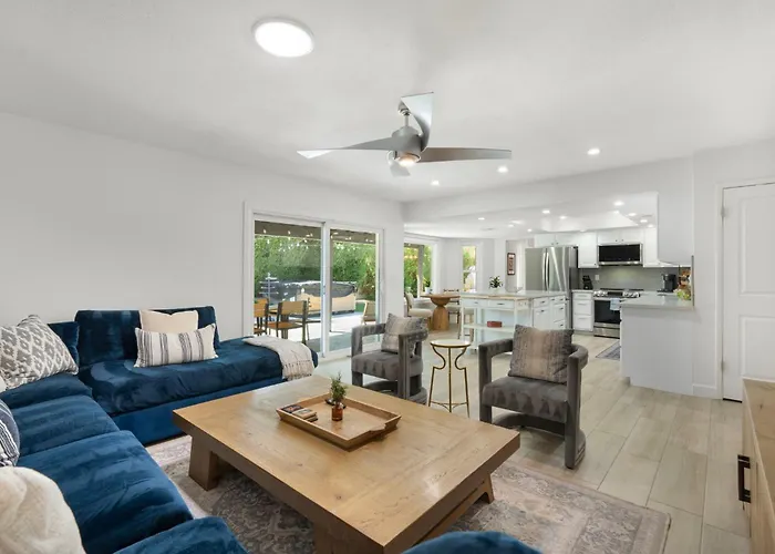 Holiday home Minutes From Shopping, Dining & Golf, Hot Tub