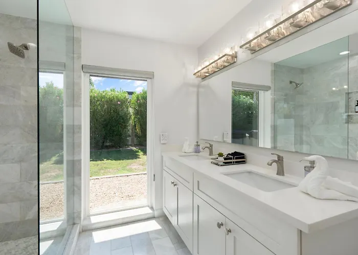 Minutes From Shopping, Dining & Golf, Hot Tub