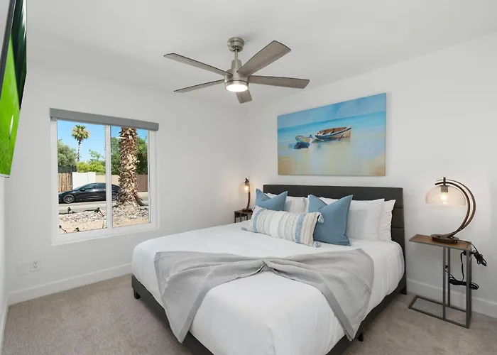 Minutes From Shopping, Dining & Golf, Hot Tub Holiday home Phoenix