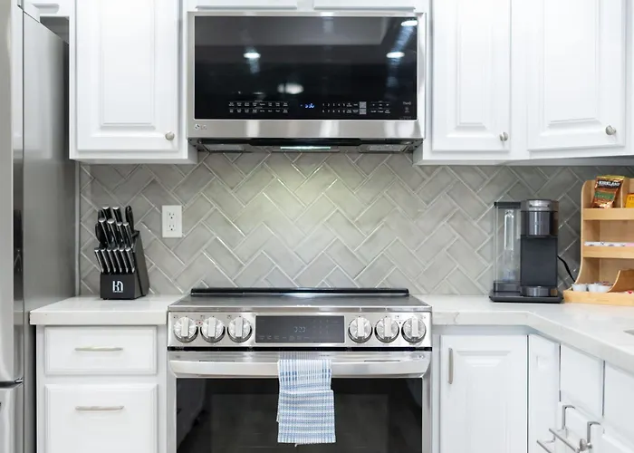 Minutes From Shopping, Dining & Golf, Hot Tub Holiday home Phoenix