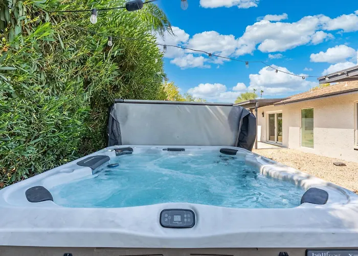 Holiday home Minutes From Shopping, Dining & Golf, Hot Tub
