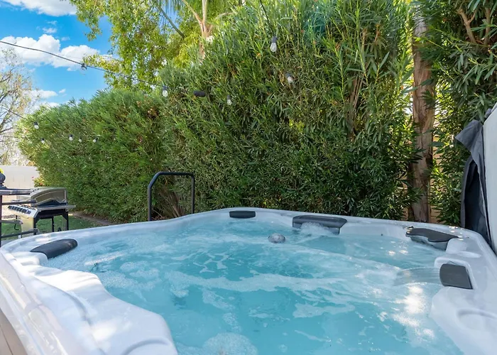 Minutes From Shopping, Dining & Golf, Hot Tub Holiday home