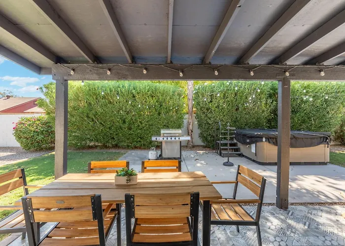 Holiday home Minutes From Shopping, Dining & Golf, Hot Tub *