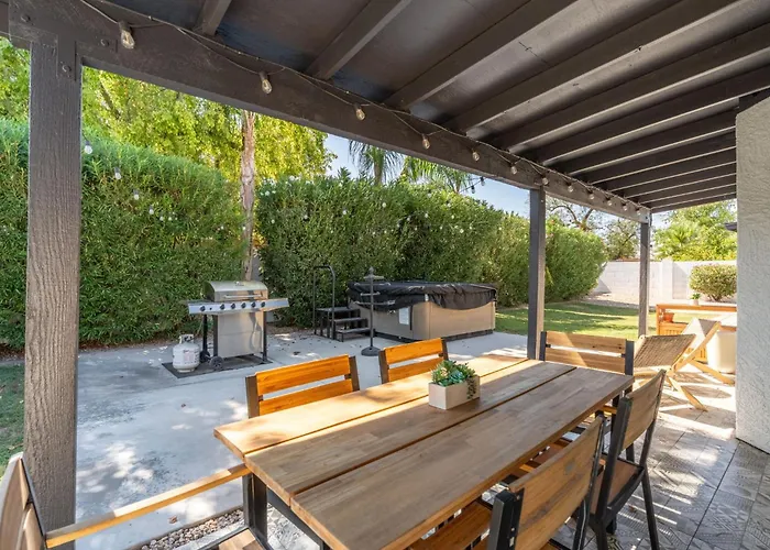 Minutes From Shopping, Dining & Golf, Hot Tub Holiday home *