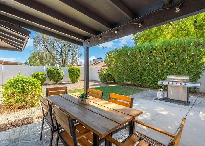 Minutes From Shopping, Dining & Golf, Hot Tub Holiday home
